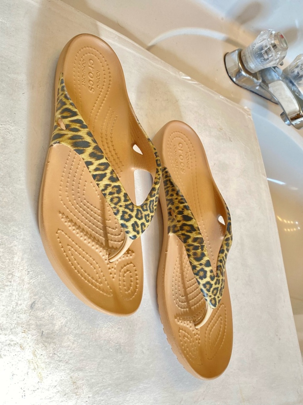 Crocs Women’s Kadee II leopard print Size W7 excellent condition worn only once